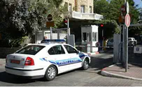 אב ובנו הנכה מול בית ראש הממשלה