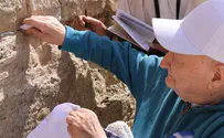 מגשימים חלום: ניצול שואה מאוקראינה בן 95 בתפילה בכותל המערבי
