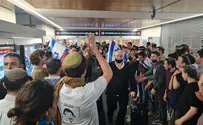 הפתעה בנתב"ג: מאות חניכי בני עקיבא קיבלו את הפליטים מאוקראינה