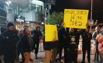 עשרות מפגינים מול ביתו של גנץ