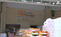 במרכז האריזה של אשל חב"ד אורזים משלוחי מנות לנזקקים