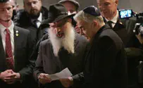 Lapid prays at grave of Chatam Sofer