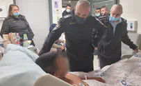 צילום: דוברות המשטרה מפקד מחוז ירושלים ביקר את השוטר שנדקר