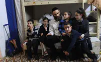 7 יתומים חיים בדירה צפופה