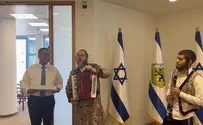הכליזמרים התפרצו ללשכת ראש העיר
