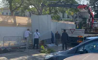 פורק מתחם על דשא ליד בית משפחת בנט