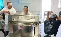 צילום: אריה מינקוב לשם מצת מצווה: הרב זלמן מלמד באפיית מצות יד