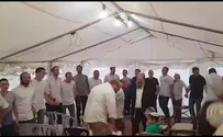 "הקבלת פני רבו": ריקודים במאהל המחאה מול ביתו של ח"כ ניר אורבך