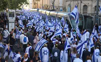 Hundreds of marchers attempt to bypass police blockades