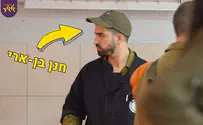 צילום: גלי צהל כשחנן בן ארי מגיש לך אוכל בבסיס
