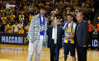 רגע מרגש במגרש: מכבי ת"א עושים כבוד לעשהאל שבו