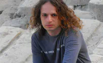 אמיר חצרוני חטף כיסא לפנים בשידור חי