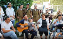 יונתן רזאל שר בביתה של מרים פרץ