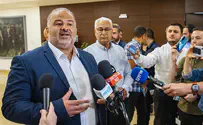 מה מסתיר מנסור עבאס מאחורי החיוכים?