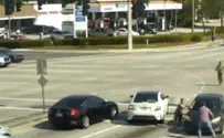 Heroic drivers rescue unconscious elderly woman from moving car