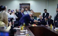 אוכל את העוגה ומשאיר אותה שלמה      