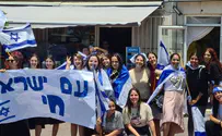 בנות האולפנה הניפו דגלים מעל כביש 4