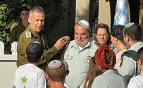 סב ל-14 נכדים: הרמטכ"ל העניק דרגת אל"מ לרב שמעון אלמליח