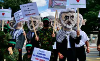 IDF reservists dress as Hamas leader Yahya Sinwar outside UN