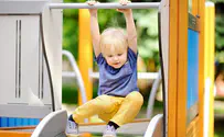 Toddler falls off climbing equipment and dies