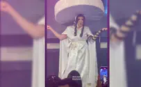 שפל חדש: מופע דראג קווין עם טלית ותפילין
