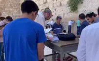 Yeshiva students say Psalms at Western Wall for Rabbi Druckman