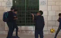 הר הבית: ילד ערבי כיוון נשק צעצוע