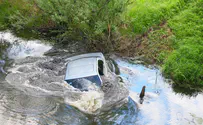 גיבור: קפץ למים והציל מרכב טובע
