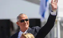 נאבק בשיניים: גנץ פתח בקבוק עם הפה
