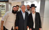 7 ברנז'ה: בנימין נתניהו בדוכן של חב"ד