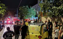 רבאב נורתה כשהבת שלה על הברכיים
