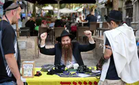 Netflix founder dons Tefilin for the first time