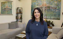על ההגה                             