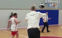 גנץ ובכירי כחול לבן במגרש הכדורסל 