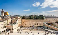 המשטרה עיכבה לחקירה צעירה שהתערטלה