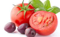 150,000 tomatoes spill from truck onto California highway