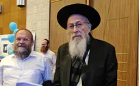 "מסתכלים עלינו בחיוך ערמומי"