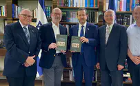 פרופ' רקובר הגיש את ספריו לנשיא המדינה