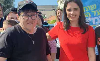 "את יודעת שאסור למצמץ ואת ממצמצת"
