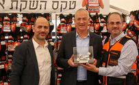 Gantz visits United Hatzalah HQ as bulletproof vests inaugurated