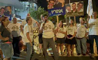 משפחת גולדין הפגינה מחוץ לביתו של גנץ