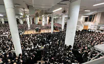 צילום: יחצ אלפי חסידי גור במעמד סליחות אצל הרבי. צפו