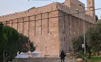 אלפים פונים ליד לאחים לקראת התפילה בחברון