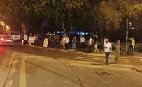 צילום: ללא קרדיט עשרות הפגינו מול ביתו של סער: "נלחם בהתיישבות היהודית"
