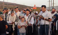 Hundreds pray outside Shechem, Huwara as terror wave continues