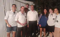 בונים סוכה ביחד              