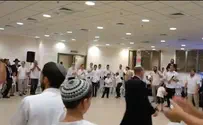 הרב מיכה הלוי רב העיר פ"ת בריקוד הבקבוקים