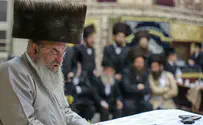 האדמו"ר מלעלוב רקד עם הלפידים מול החסידים