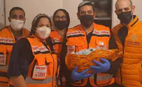 Premature baby delivered in breech birth - with video guidance
