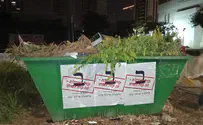 מאות פתקי ב' הודבקו על פחים ציבוריים
